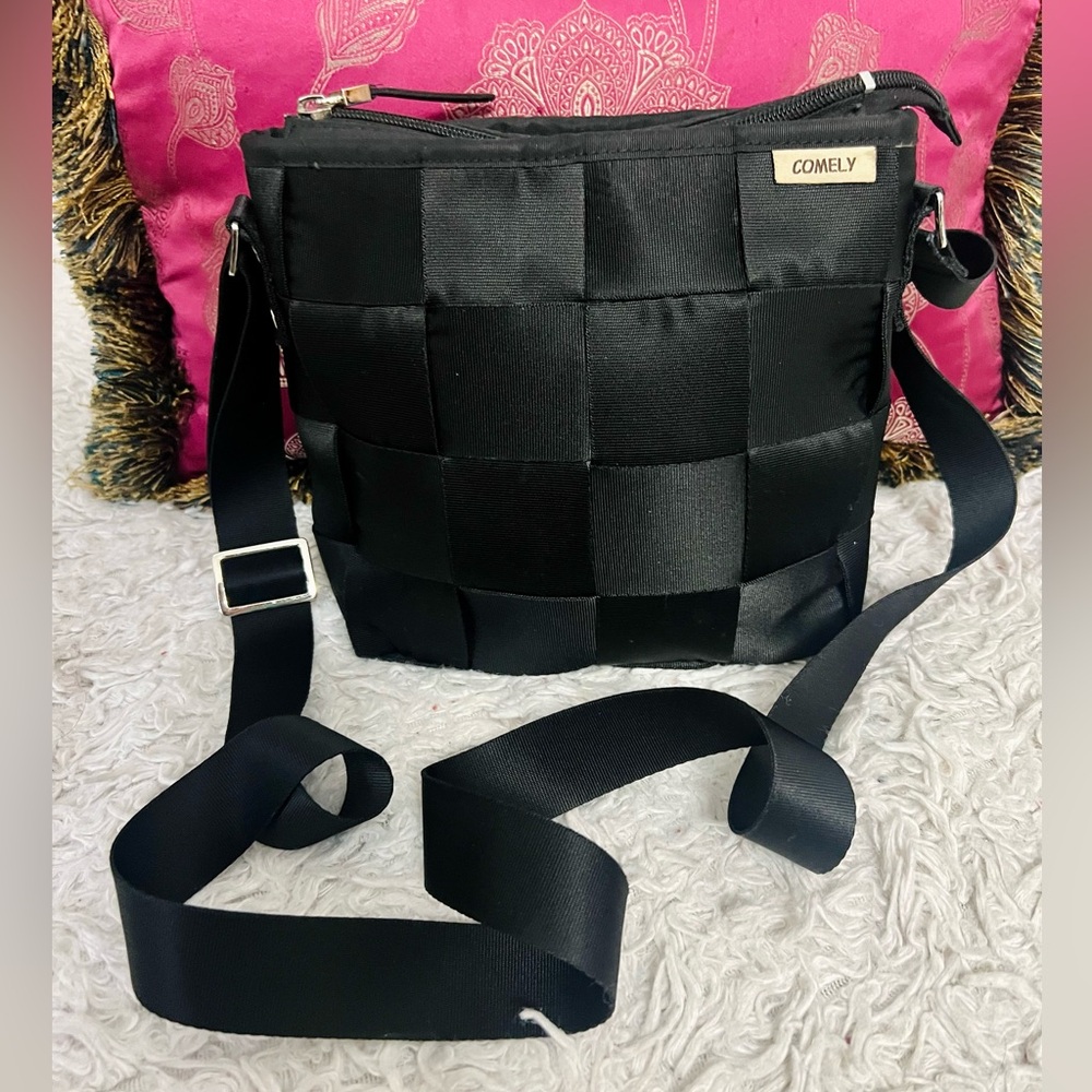 Comely Black Seatbelt Crossbody Bag